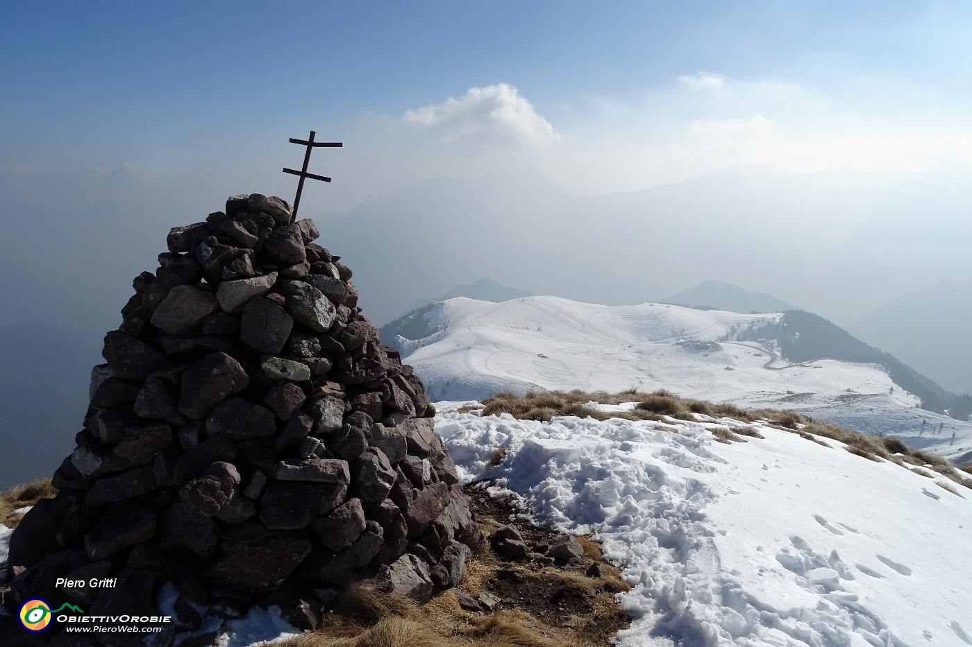 69 Dal Monte Foppa vista sui Piani dell'Avaro.JPG -                                